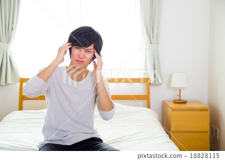 頭痛宿醉疲勞疲勞厭倦了年輕男性在十幾歲或二十幾歲時的身體狀況不佳 頭痛宿醉疲勞疲勞厭倦了年輕男性在十幾歲或二十幾歲時的身體狀況不佳 18828115