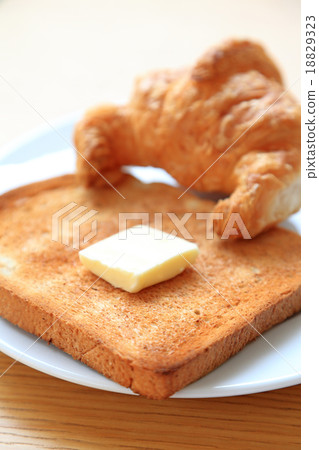 Delicious toast and croissants 18829323