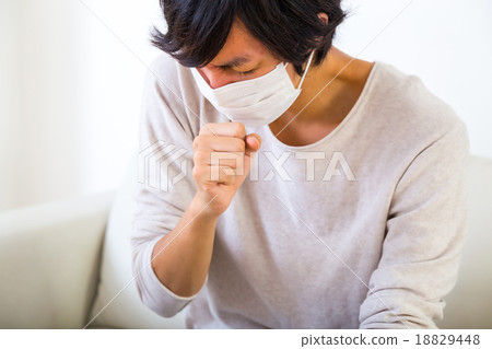 咳嗽喉嚨痛鼻炎咳嗽青少年身體狀況不佳的青少年或20多歲的肖像到來 咳嗽喉嚨痛鼻炎咳嗽青少年身體狀況不佳的青少年或20多歲的肖像到來 18829448