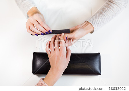 Manicure master nail file work on  pointing finger 18832022