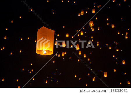 Floating lanterns during Yi Peng Festival 18833081
