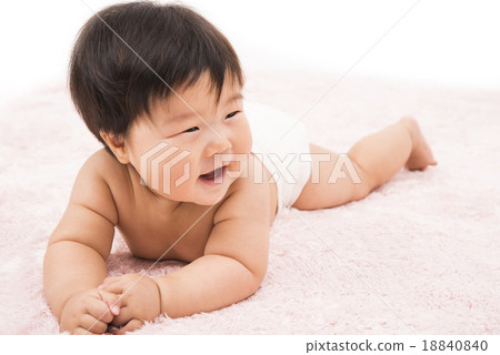 Baby laughing at her face 18840840