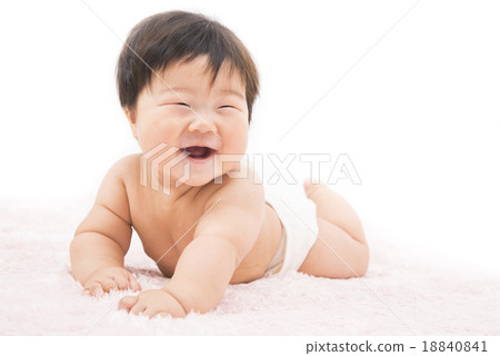 Baby laughing at her face 18840841