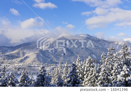 Echigo Yuzawa在初冬 18841396