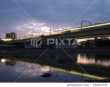 來自多摩河的火車的光線 來自多摩河的火車的光線 18841936