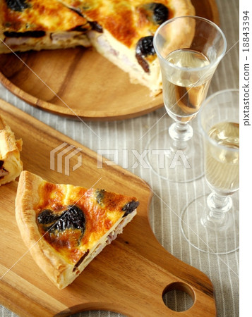 Quiche of salt pork and prune and wine (high angle) 18843394