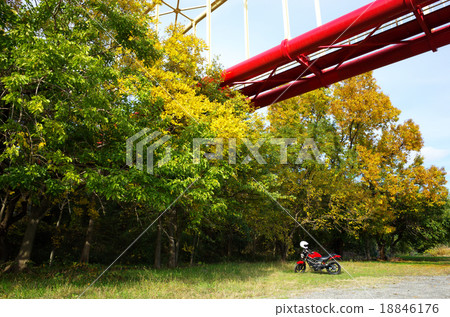 遊覽在秋葉和紅潮管橋樑下的秋天自行車 遊覽在秋葉和紅潮管橋樑下的秋天自行車 18846176