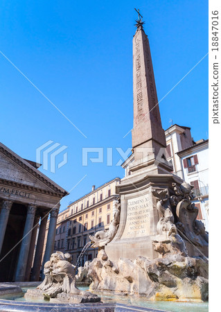 Fountain on the Piazza della Rotonda in Rome 18847016
