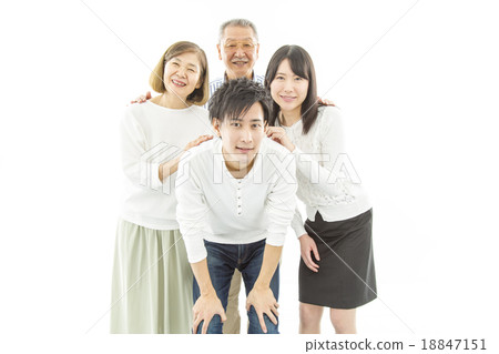 四個人愉快地相互靠近 18847151