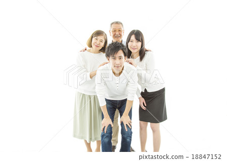 四個人愉快地相互靠近 四個人愉快地相互靠近 18847152