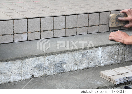 入口處的瓷磚 18848393