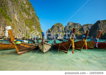 Longtail boats in Maya Bay, Koh Phi Phi Leh, Krabi Longtail boats in Maya Bay, Koh Phi Phi Leh, Krabi 18850004