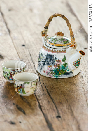 Chinese porcelain teapot and two cups Chinese porcelain teapot and two cups 18850118