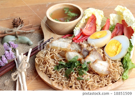 Instant noodles soup put crispy pork and egg Instant noodles soup put crispy pork and egg 18851509