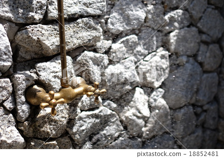 Open-air showering bathroom 18852481