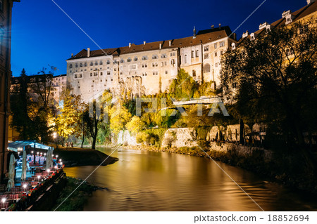 Night scenic view to castle in Cesky Krumlov Night scenic view to castle in Cesky Krumlov 18852694