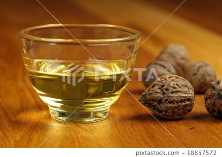 Walnut oil and tree nuts 18857572
