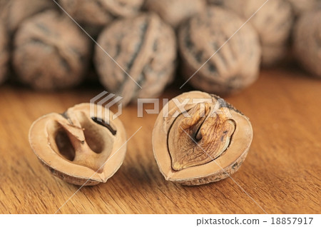 Cracked walnut 18857917