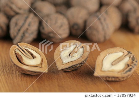 Cracked walnut 18857924