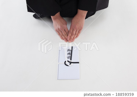 哀悼和服女佛前 哀悼和服女佛前 18859359