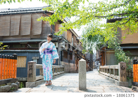 A young woman sightseeing in Kyoto with a yukata 18861375