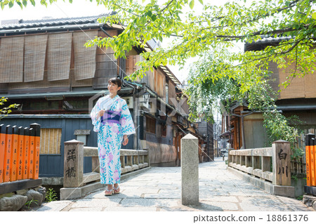 A young woman sightseeing in Kyoto with a yukata 18861376