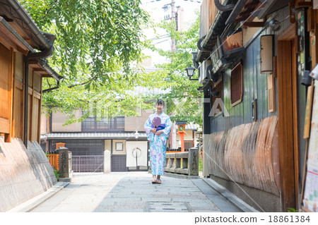 A young woman sightseeing in Kyoto with a yukata 18861384