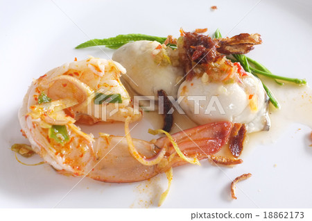 Fresh raw oyster and shrimp with spicy sauce, thai 18862173