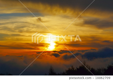 在雲彩海的太陽設置 18862709