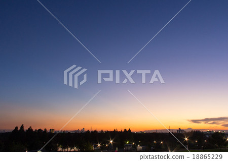 寺廟公園，在日落小山的日落 18865229