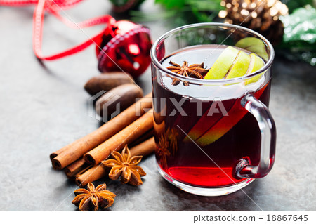 Mulled red wine with apple slices and spices 18867645