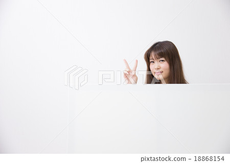 一個女人在一個房間裡（白色背景） 18868154