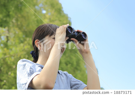 有雙筒望遠鏡的一名婦女 18873171