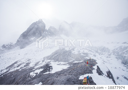 Jade Dragon Snow Mountain in very foggy. 18877974