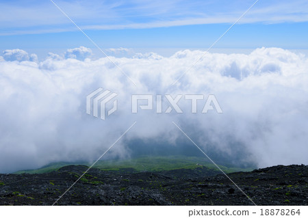 The sea of clouds seen from Mount Fuji 18878264