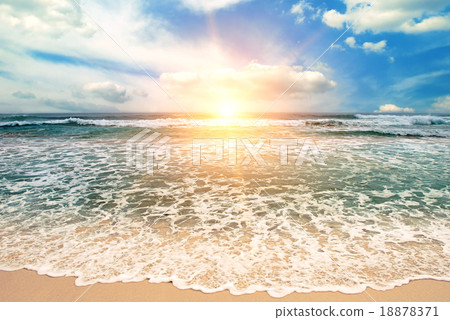 Beautiful sunrise over the sea Beautiful sunrise over the sea 18878371