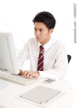 A businessman working in the office 18880037