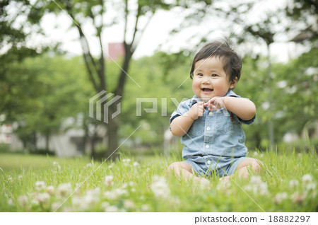 嬰兒在草地上玩 18882297