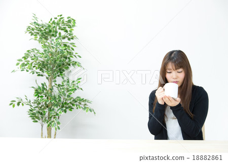 一個女人喝熱飲料 一個女人喝熱飲料 18882861
