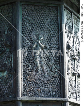 Todaiji Temple is a temple that is the head temple of Hwaejongju, Great Buddha is popular enough to worship and celebrate the age of young and old women. 18886852