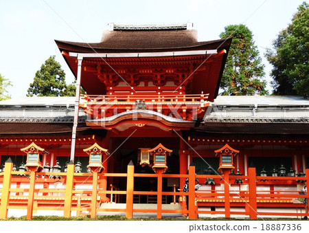春日大社（Kasuga Taisha Shrine）的成立是為了祈求日本京都的讚助和奈良時代人民的繁榮，並供奉藤原先生的眾神。 18887336