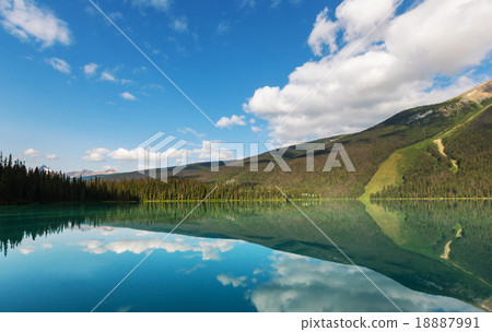Emerald lake 18887991