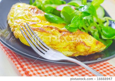 omelette with salad 18888947