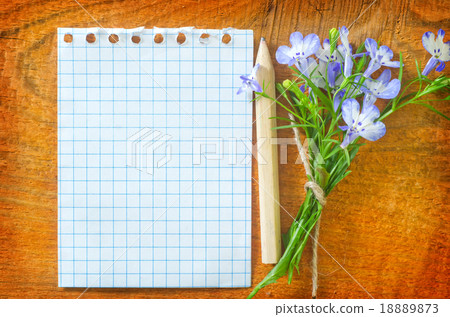 note and flowers 18889873