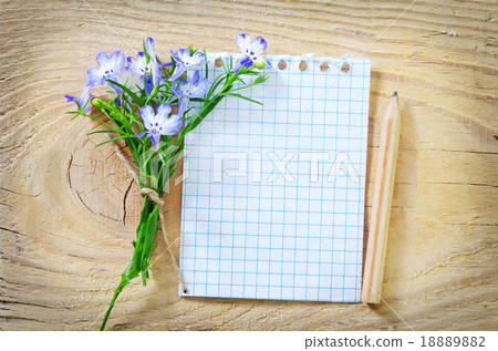note and flowers 18889882