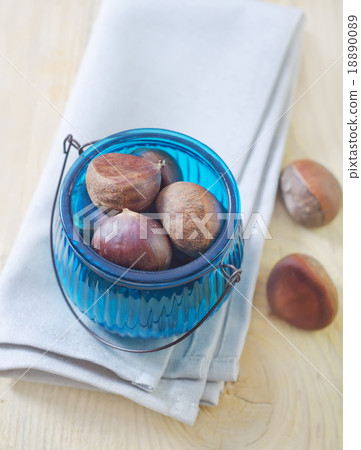 chesnuts 18890089