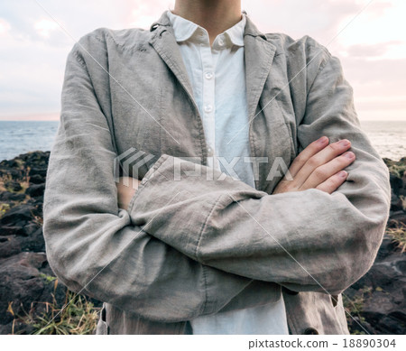 一個女人用手臂背對著大海 18890304