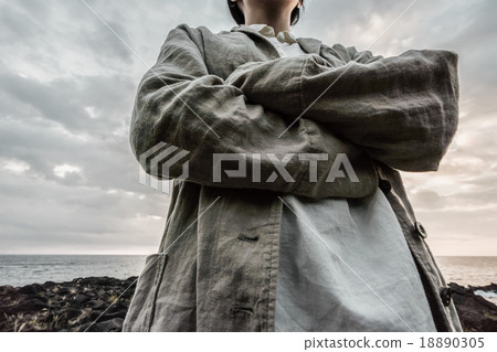 一個女人用手臂背對著大海 18890305