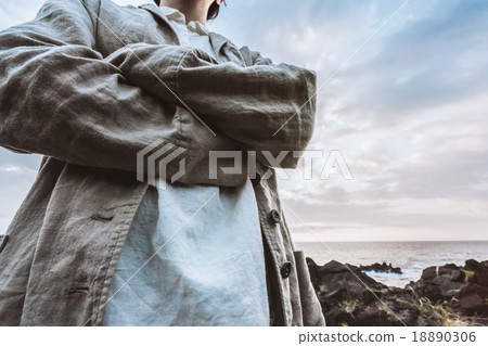 一個女人用手臂背對著大海 18890306