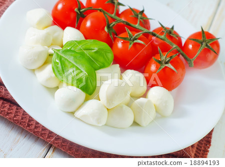 mozzarella mozzarella 18894193